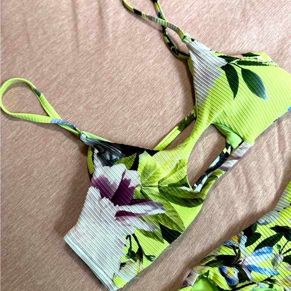 Bikini Set - Picture 2 of 4